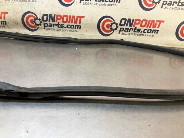 2005 Nissan Z33 350Z Front Passenger Door Shell Weatherstrip Seal Oem 25Bhtfe - On Point Parts Inc