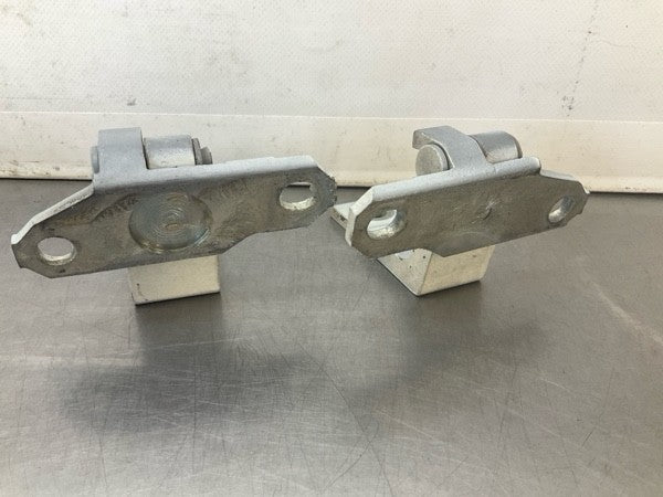2008 Infiniti V36 G37 Passenger Door Hinges Oem 22Bd8Ge - On Point Parts Inc