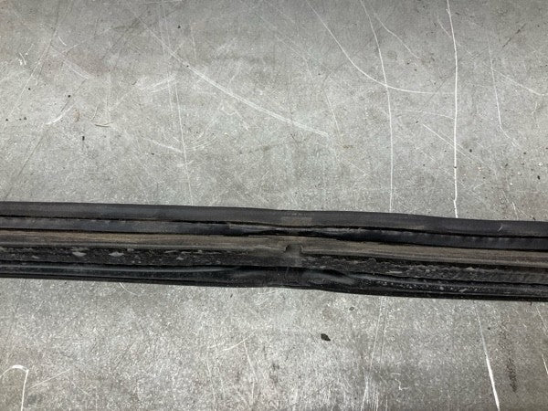 03-09 Nissan 350Z Convertible Trunk Frame Weatherstrip 84830CE400 OEM 24Bbqgi