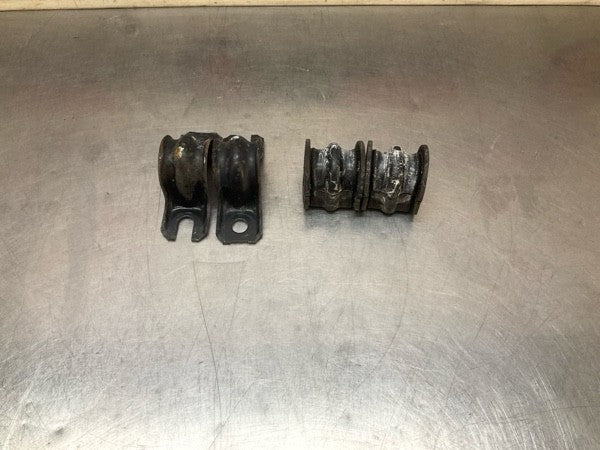 03-07 G35 03-08 350Z Rear Stabilizer Sway Bar Brackets 56233AG000 OEM 24Bbqgc