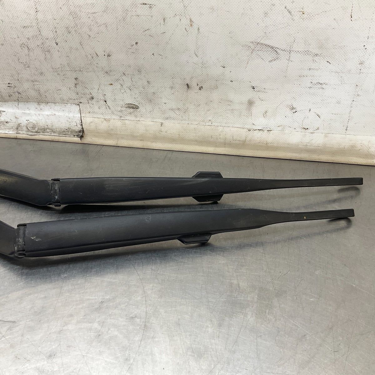 03-09 Nissan 350Z Left Right Windshield Wiper Arms 28881CD006 28886CD005 OEM HQE