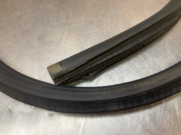 03-09 Nissan 350Z Convertible Driver Door Shell Weatherstrip 80831CE400 OEM bqga
