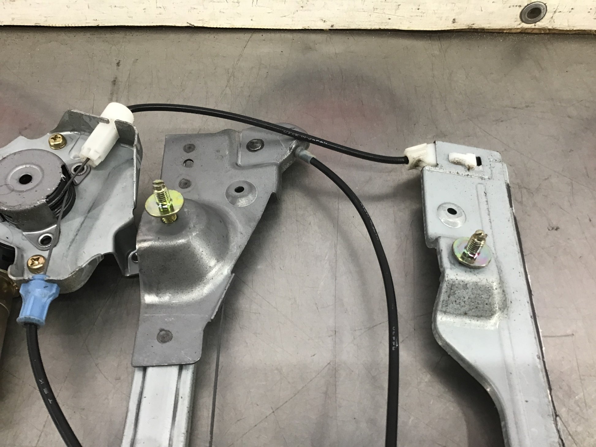 2006 Nissan 350Z Passenger Right Front Window Regulator with Motor OEM 21BBVDE - On Point Parts Inc