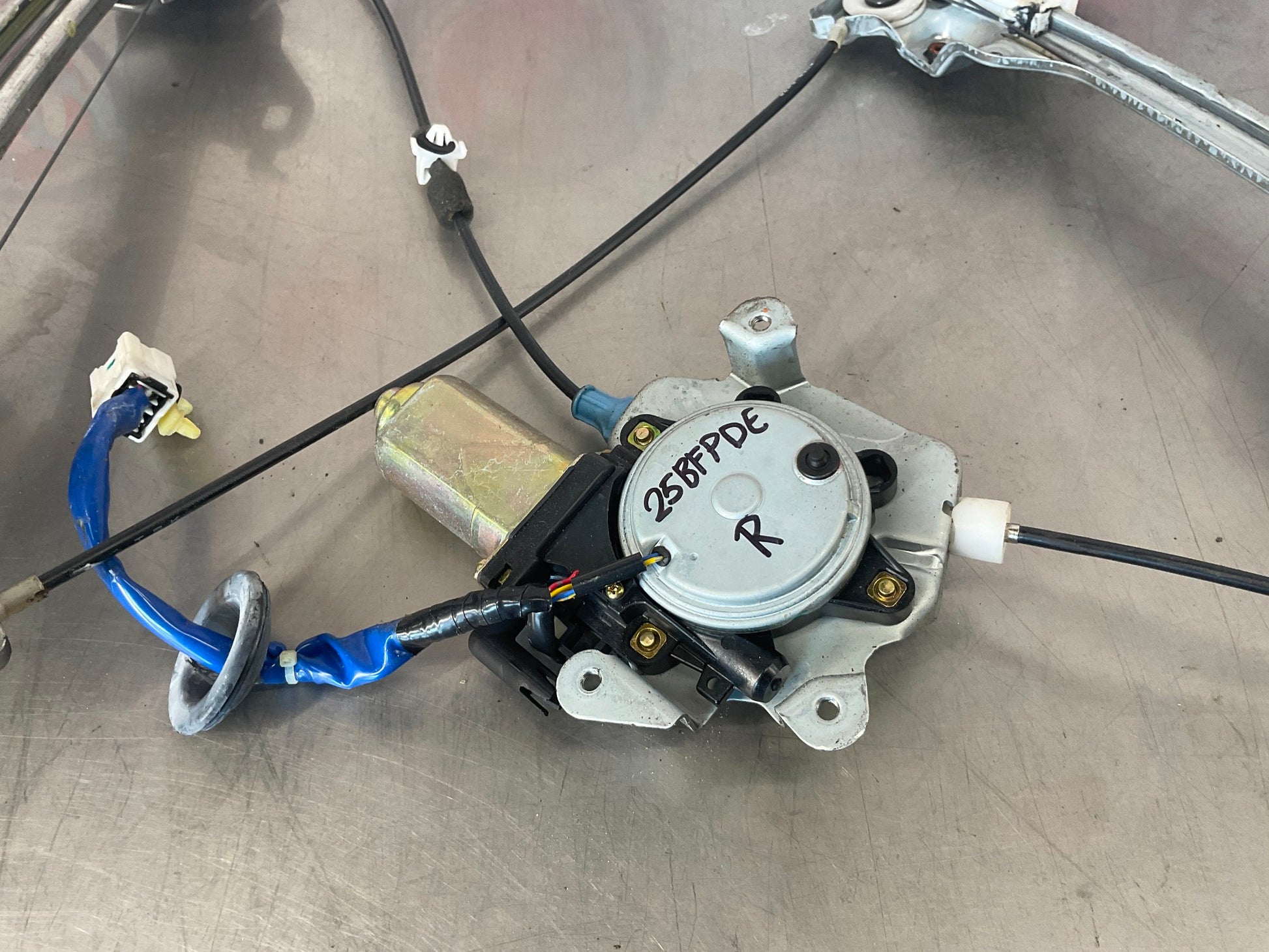 2006 Nissan 350Z Passenger Right Window Regulator Motor OEM 25BFPDE - On Point Parts Inc