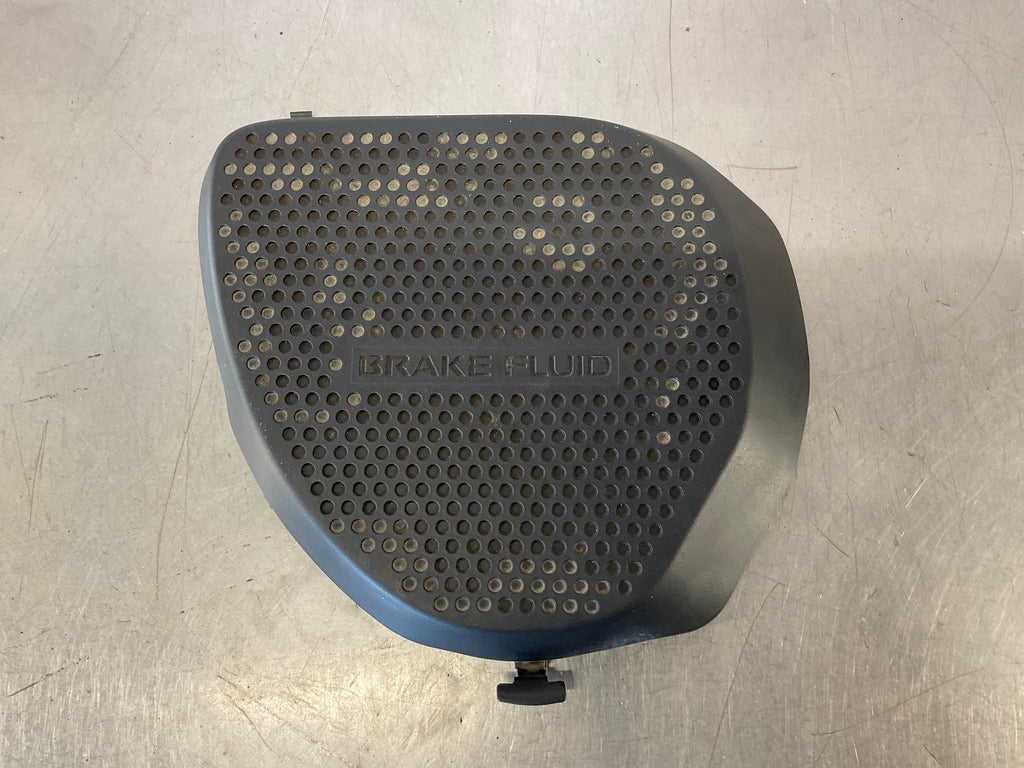 2006 Nissan 350Z Driver Left Front Brake Fluid Cover and Trim OEM 12BI3D3 - On Point Parts Inc
