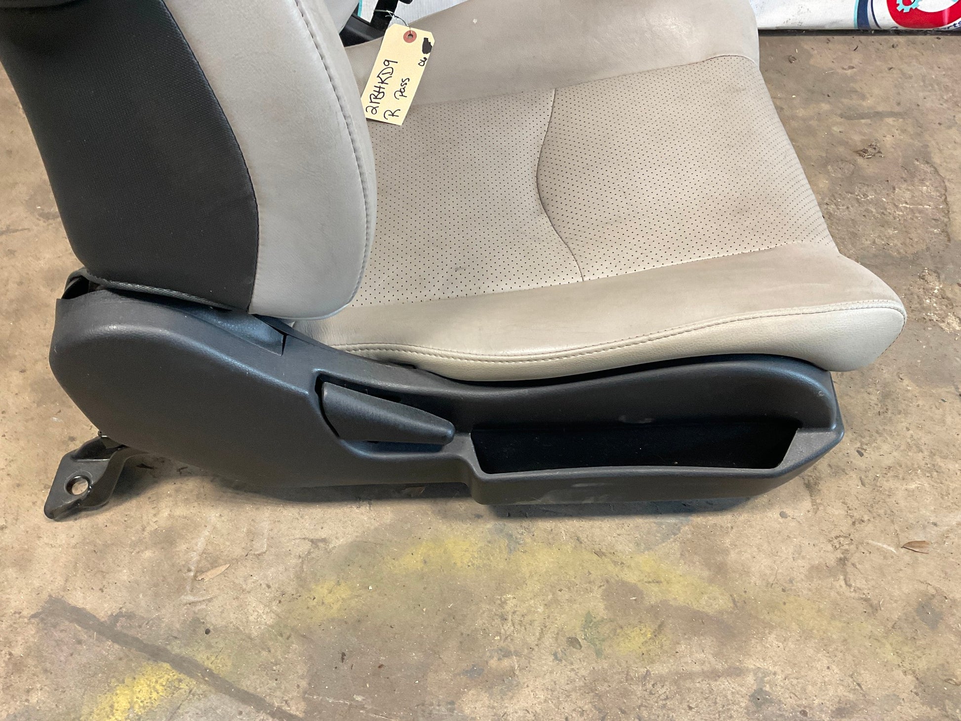 2006 Nissan 350Z Passenger Right Front Power Leather Seat OEM 21BHKD9 - On Point Parts Inc