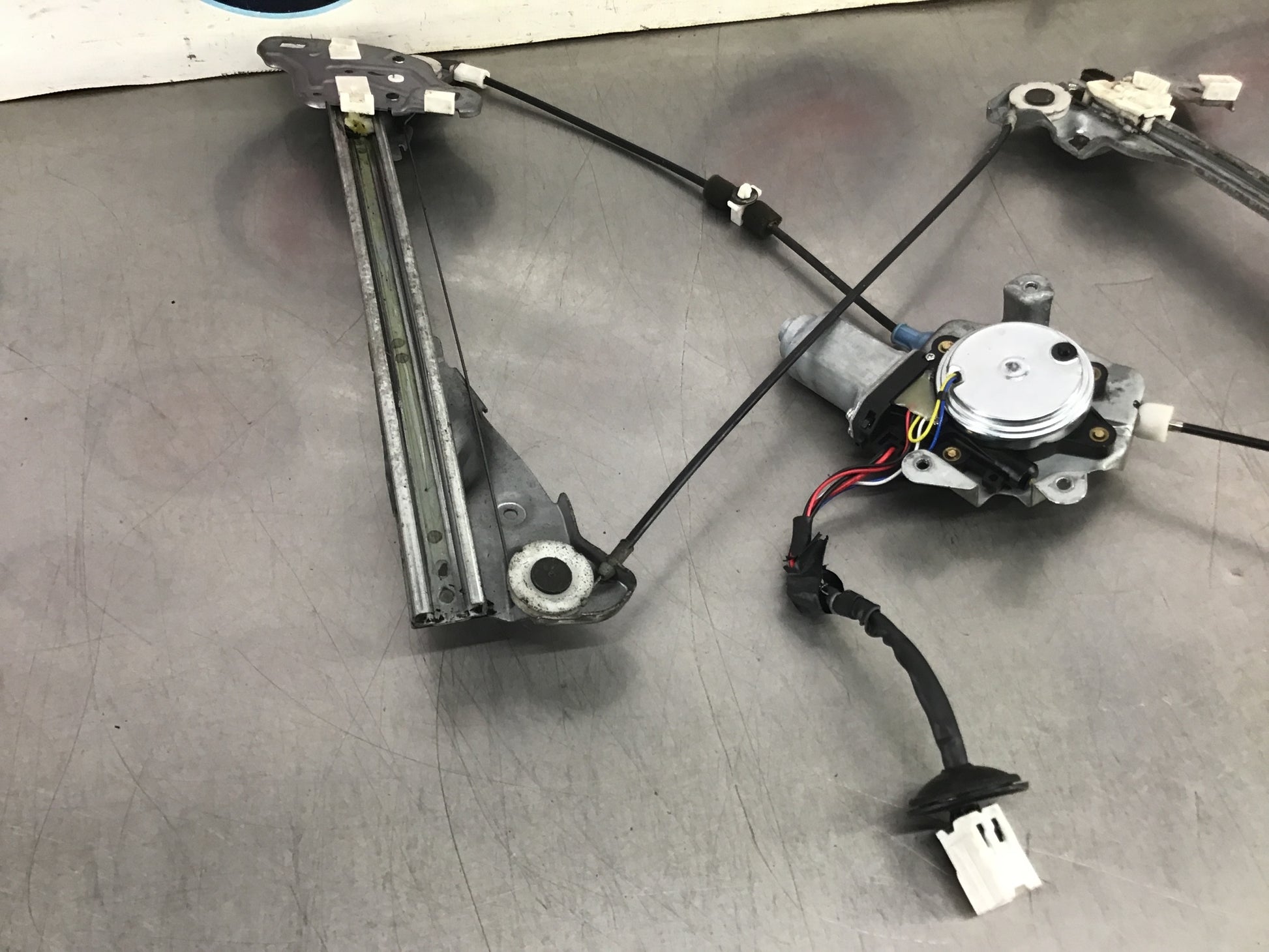 2004 Nissan 350Z Passenger Front Interior Window Regulator Motor OEM 14BINCE - On Point Parts Inc